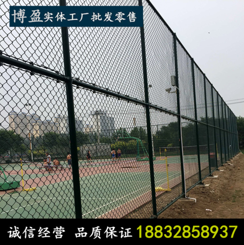 网球场围栏网 体育场围栏网属于场地围网的一种,又称为运动场围栏